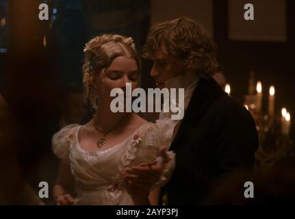 Emma. Ist ein Comedy-Drama unter der Regie von Autumn de Wilde und geschrieben von Eleanor Catton. Sie basiert auf dem gleichnamigen Roman von Jane Austen aus dem Jahr 1815. Die Filmstars Anya Taylor-Joy, Johnny Flynn, Josh O'Connor, Callum Turner, Mia Goth, Miranda hart und Bill Nighy. Dieses Foto dient nur der redaktionellen Verwendung und ist das Copyright der Filmgesellschaft bzw. des Fotografen, die von der Film- oder Produktionsfirma zugewiesen wurden und nur durch Veröffentlichungen in Verbindung mit der Förderung des oben genannten Films reproduziert werden können. Eine obligatorische Gutschrift an die Filmgesellschaft ist erforderlich. Der Fotograf sollte auch c sein Stockfoto