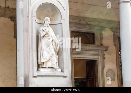 19. OKTOBER 2018, FLORENZ, ITALIEN: Statue von Dante Alighieri Stockfoto