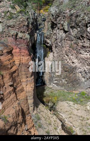 Blick auf die Upper Falls im Frijoles Canyon vom Falls Trail am Bandelier National Monument in der Nähe von Los Alamos, New Mexico, USA. Stockfoto