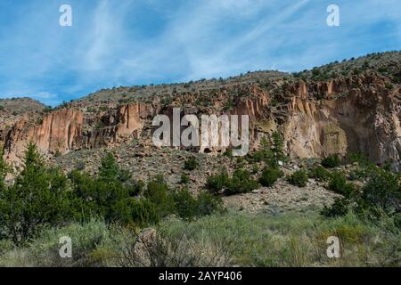 Blick auf die Klippenseite mit Wohnungen am Bandelier National Monument in der Nähe von Los Alamos, New Mexico, USA. Stockfoto