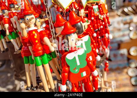 Pinocchio Marionetten Spielzeug zum Verkauf im Touristengeschäft als Souvenirs aus Italien Stockfoto