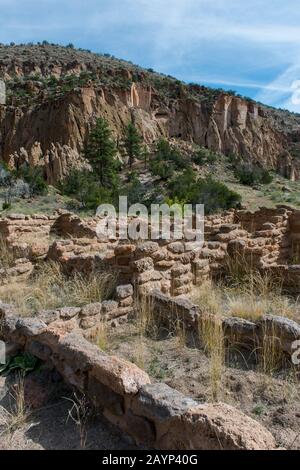 Überreste von Tyuonyi Pueblo im Frijoles Canyon, Bandelier National Monument in der Nähe von Los Alamos, New Mexico, USA. Stockfoto