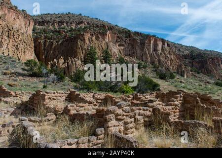 Überreste von Tyuonyi Pueblo im Frijoles Canyon, Bandelier National Monument in der Nähe von Los Alamos, New Mexico, USA. Stockfoto