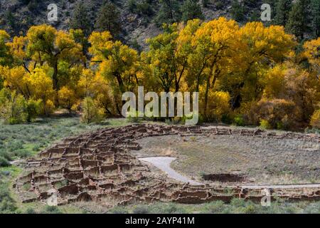 Überreste von Tyuonyi Pueblo im Frijoles Canyon, Bandelier National Monument in der Nähe von Los Alamos, New Mexico, USA. Stockfoto