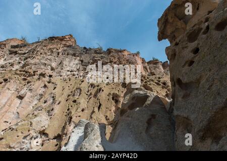 Blick auf die Klippenseite mit Wohnungen am Bandelier National Monument in der Nähe von Los Alamos, New Mexico, USA. Stockfoto