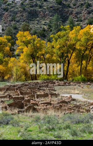 Überreste von Tyuonyi Pueblo im Frijoles Canyon, Bandelier National Monument in der Nähe von Los Alamos, New Mexico, USA. Stockfoto