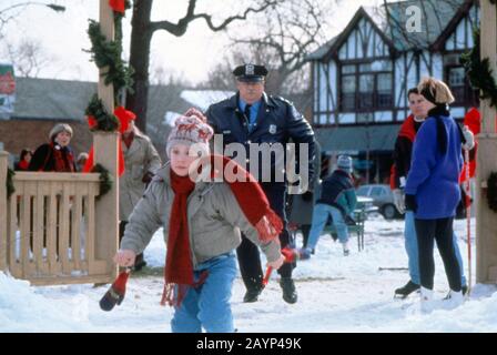 Home Alone ist ein US-amerikanischer Comedy-Film aus dem Jahr 1990, der von John Hughes geschrieben und produziert wurde und unter der Regie von Chris Columbus entstand. Es sind die Stars Macaulay Culkin, Joe Pesci, Daniel Stern, John Heard und Catherine O'Hara. Dieses Foto dient nur der redaktionellen Verwendung und ist das Copyright der Filmgesellschaft bzw. des Fotografen, die von der Film- oder Produktionsfirma zugewiesen wurden und nur durch Veröffentlichungen in Verbindung mit der Förderung des oben genannten Films reproduziert werden können. Eine obligatorische Gutschrift an die Filmgesellschaft ist erforderlich. Der Fotograf sollte auch, wenn bekannt, gutgeschrieben werden. Stockfoto