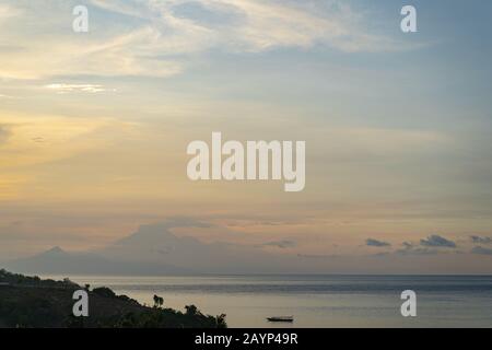 Sonnenuntergang über dem Meer in exotischen Land-Stock-Foto Stockfoto