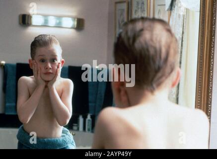 Home Alone ist ein US-amerikanischer Comedy-Film aus dem Jahr 1990, der von John Hughes geschrieben und produziert wurde und unter der Regie von Chris Columbus entstand. Es sind die Stars Macaulay Culkin, Joe Pesci, Daniel Stern, John Heard und Catherine O'Hara. Dieses Foto dient nur der redaktionellen Verwendung und ist das Copyright der Filmgesellschaft bzw. des Fotografen, die von der Film- oder Produktionsfirma zugewiesen wurden und nur durch Veröffentlichungen in Verbindung mit der Förderung des oben genannten Films reproduziert werden können. Eine obligatorische Gutschrift an die Filmgesellschaft ist erforderlich. Der Fotograf sollte auch, wenn bekannt, gutgeschrieben werden. Stockfoto