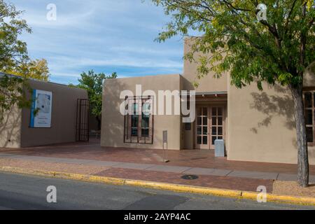 Außenansicht des Georgia O?Keeffe Museums in der Innenstadt von Santa Fe, New Mexico, USA. Stockfoto