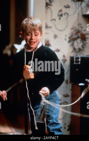 Home Alone ist ein US-amerikanischer Comedy-Film aus dem Jahr 1990, der von John Hughes geschrieben und produziert wurde und unter der Regie von Chris Columbus entstand. Es sind die Stars Macaulay Culkin, Joe Pesci, Daniel Stern, John Heard und Catherine O'Hara. Dieses Foto dient nur der redaktionellen Verwendung und ist das Copyright der Filmgesellschaft bzw. des Fotografen, die von der Film- oder Produktionsfirma zugewiesen wurden und nur durch Veröffentlichungen in Verbindung mit der Förderung des oben genannten Films reproduziert werden können. Eine obligatorische Gutschrift an die Filmgesellschaft ist erforderlich. Der Fotograf sollte auch, wenn bekannt, gutgeschrieben werden. Stockfoto