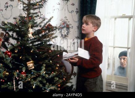 Home Alone ist ein US-amerikanischer Comedy-Film aus dem Jahr 1990, der von John Hughes geschrieben und produziert wurde und unter der Regie von Chris Columbus entstand. Es sind die Stars Macaulay Culkin, Joe Pesci, Daniel Stern, John Heard und Catherine O'Hara. Dieses Foto dient nur der redaktionellen Verwendung und ist das Copyright der Filmgesellschaft bzw. des Fotografen, die von der Film- oder Produktionsfirma zugewiesen wurden und nur durch Veröffentlichungen in Verbindung mit der Förderung des oben genannten Films reproduziert werden können. Eine obligatorische Gutschrift an die Filmgesellschaft ist erforderlich. Der Fotograf sollte auch, wenn bekannt, gutgeschrieben werden. Stockfoto