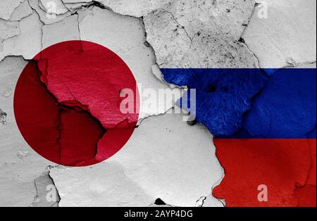 Flaggen von Japan und Russland auf gerissene Wand gemalt Stockfoto