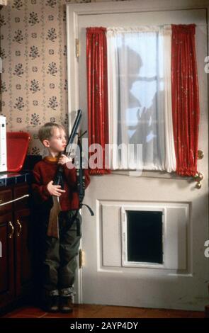 Home Alone ist ein US-amerikanischer Comedy-Film aus dem Jahr 1990, der von John Hughes geschrieben und produziert wurde und unter der Regie von Chris Columbus entstand. Es sind die Stars Macaulay Culkin, Joe Pesci, Daniel Stern, John Heard und Catherine O'Hara. Dieses Foto dient nur der redaktionellen Verwendung und ist das Copyright der Filmgesellschaft bzw. des Fotografen, die von der Film- oder Produktionsfirma zugewiesen wurden und nur durch Veröffentlichungen in Verbindung mit der Förderung des oben genannten Films reproduziert werden können. Eine obligatorische Gutschrift an die Filmgesellschaft ist erforderlich. Der Fotograf sollte auch, wenn bekannt, gutgeschrieben werden. Stockfoto