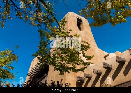 Außenansicht des New Mexico Museum of Art in der Innenstadt von Santa Fe, New Mexico. Stockfoto