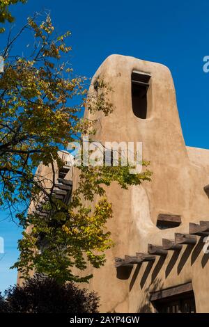 Außenansicht des New Mexico Museum of Art in der Innenstadt von Santa Fe, New Mexico. Stockfoto