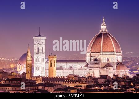 Blick auf die Skyline der Stadt Florenz während der abendlichen blauen Stunde mit prächtigem Dom Stockfoto