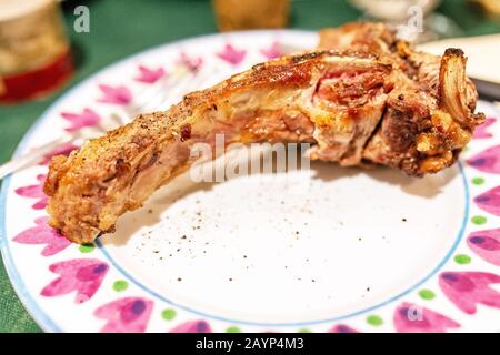 Fleischrippen, Reste auf einem Tisch nach einem großen Abendessen Stockfoto