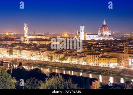 Blick auf die Skyline der Stadt Florenz während der abendlichen blauen Stunde mit prächtigem Dom Stockfoto