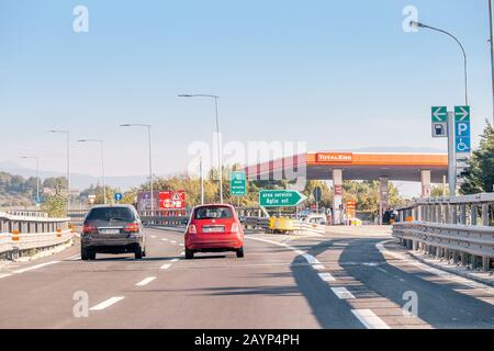 20. OKTOBER 2018, TOSKANA, ITALIEN: Autobahn und Tankstelle Stockfoto