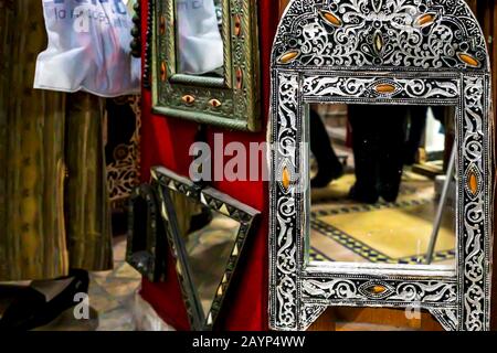 Marokkanische Antiquitätenlampen in einem Squire Shop. Fes, Marokko Stockfoto