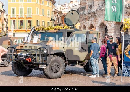 20. OKTOBER 2018, VERONA, ITALIEN: Iveco Militärlastwagen auf der offenen Ausstellung Stockfoto