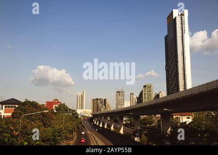 Die Stadtlandschaft von Bangkok City zeigt die Überführung der Autobahn Stockfoto