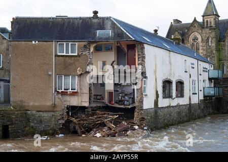 Eingestürzte Außenwände im Sonia's Bistro Gebäude am Ufer des River Teviot in Hawick, Schottland, Grenzen, Schottland, Großbritannien Stockfoto