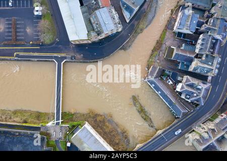 Februar 2020. Hoher Wasserstand nach Storm Dennis in Slitrig River (oben) und River Teviot in Hawick in der schottischen Grenze, Schottland, Großbritannien Stockfoto