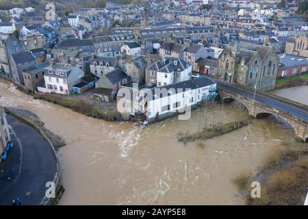 Februar 2020. Hoher Wasserstand nach Storm Dennis in Slitrig River (l) und River Teviot in Hawick in der schottischen Grenze, Schottland, Großbritannien Stockfoto