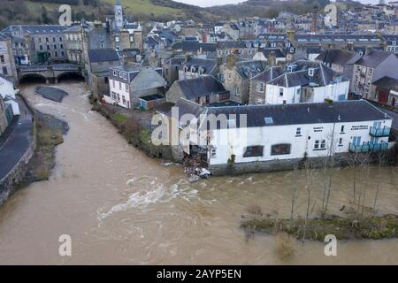 Februar 2020. Hoher Wasserstand nach Storm Dennis in Slitrig River (l) und River Teviot in Hawick in der schottischen Grenze, Schottland, Großbritannien Stockfoto