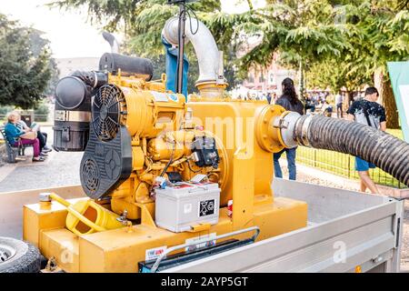 20. OKTOBER 2018, VERONA, ITALIEN: Wasserpumpmaschine an der Stadtstraße Stockfoto