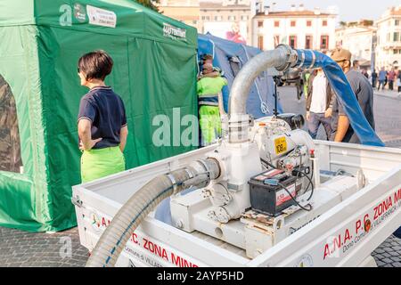 20. OKTOBER 2018, VERONA, ITALIEN: Wasserpumpmaschine an der Stadtstraße Stockfoto