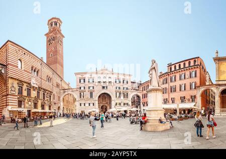 20. OKTOBER 2018, VERONA, ITALIEN: Platz der Altstadt von Verona mit Blick auf den Lamberti-Turm, Touristenziel Stockfoto