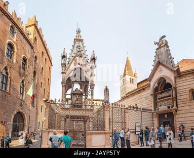 20. OKTOBER 2018, VERONA, ITALIEN: Platz der Altstadt von Verona mit Blick auf den Lamberti-Turm, Touristenziel Stockfoto