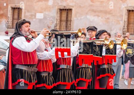 20. OKTOBER 2018, VERONA, ITALIEN: Musiker, die Pfeifen und Trompeten spielen, die das Mittelalterfest feiern Stockfoto