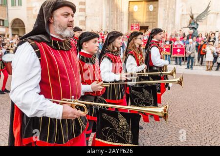 20. OKTOBER 2018, VERONA, ITALIEN: Musiker, die Pfeifen und Trompeten spielen, die das Mittelalterfest feiern Stockfoto