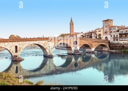 Panoramablick auf die Altstadt von Verona und Brücke über den Fluss Adige. Reiseziel in Italien Konzept Stockfoto