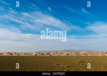 Ein Herder-Camp vor den Hongoryn-Els-Sanddünen in der Wüste Gobi im Süden der Mongolei. Stockfoto