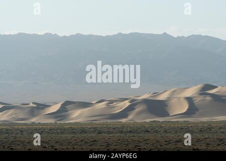 Blick auf die Sanddünen der Hongoryn Els in der Wüste Gobi im Süden der Mongolei. Stockfoto