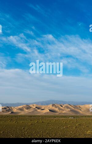 Ein Herder-Camp vor den Hongoryn-Els-Sanddünen in der Wüste Gobi im Süden der Mongolei. Stockfoto