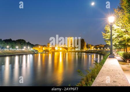 Die Brücke Castel Vecchio über die Etsch in Verona Stockfoto