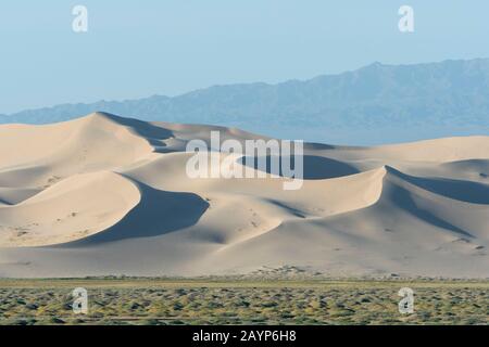 Blick auf die Sanddünen der Hongoryn Els in der Wüste Gobi im Süden der Mongolei. Stockfoto