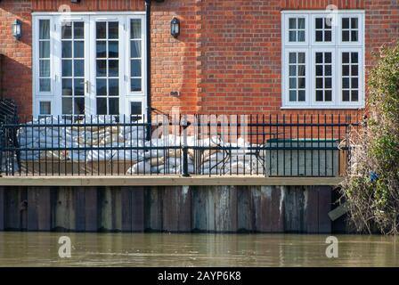 Flooding, Eton, Windsor, Berkshire, Großbritannien. Februar 2014. Kings Quay Apartments in der King Stable Street hatten Sandsäcke an ihren Türen, da der Pegel der Themse nach ausgiebigen Regenfällen und lokalen Überschwemmungen weiter ansteigt. Kredit: Maureen McLean/Alamy Stockfoto