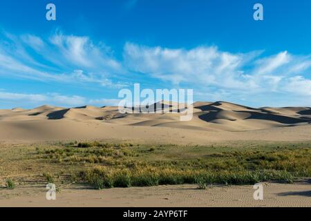 Blick auf die Hongoryn Els Sanddünen in der Wüste Gobi, Gobi Gurvansaikhan Nationalpark, in der südlichen Mongolei. Stockfoto