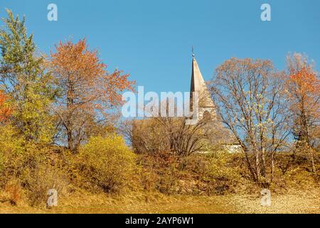 Kapelle oder Kirche in den Herbstbergen Stockfoto