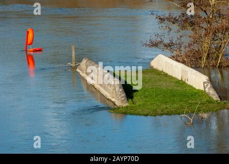 Flooding, Windsor, Berkshire, Großbritannien. Februar 2014. Die Themse platzt an den Ufern nach starken Regenfällen und überschwemmt Felder an der Victoria Bridge. Kredit: Maureen McLean/Alamy Stockfoto