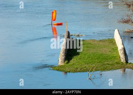 Flooding, Windsor, Berkshire, Großbritannien. Februar 2014. Die Themse platzt an den Ufern nach starken Regenfällen und überschwemmt Felder an der Victoria Bridge. Kredit: Maureen McLean/Alamy Stockfoto