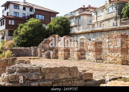 Ruinen der antiken Basilika der Heiligen Mutter Gottes Eleusa in der Altstadt von Nessebar, Bulgarien, UNESCO-Weltkulturerbe Stockfoto