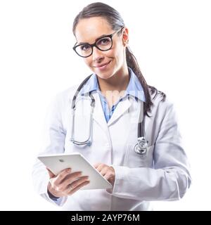 Ärztin Frau mit Tablet-pc isoliert auf weiß. Stockfoto